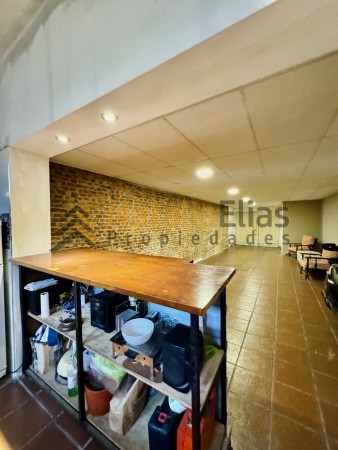Casa en dos plantas con gran garage quincho