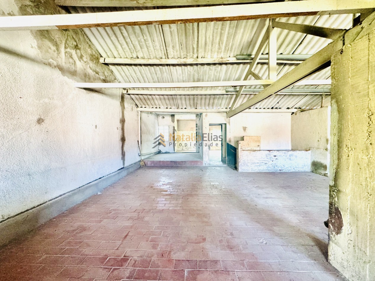 Local al frente + sector de trabajo + vivienda al fondo