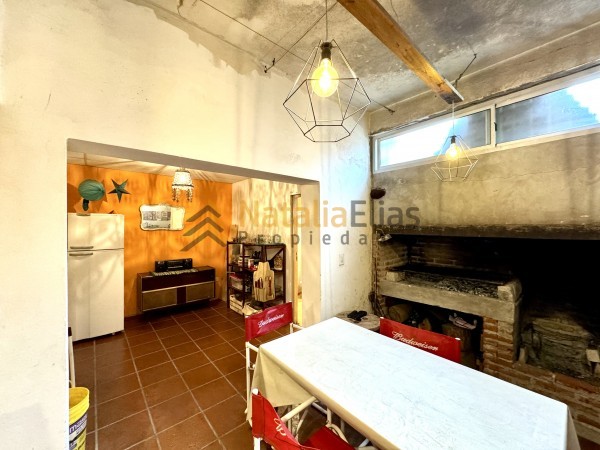 Casa en dos plantas con gran garage quincho