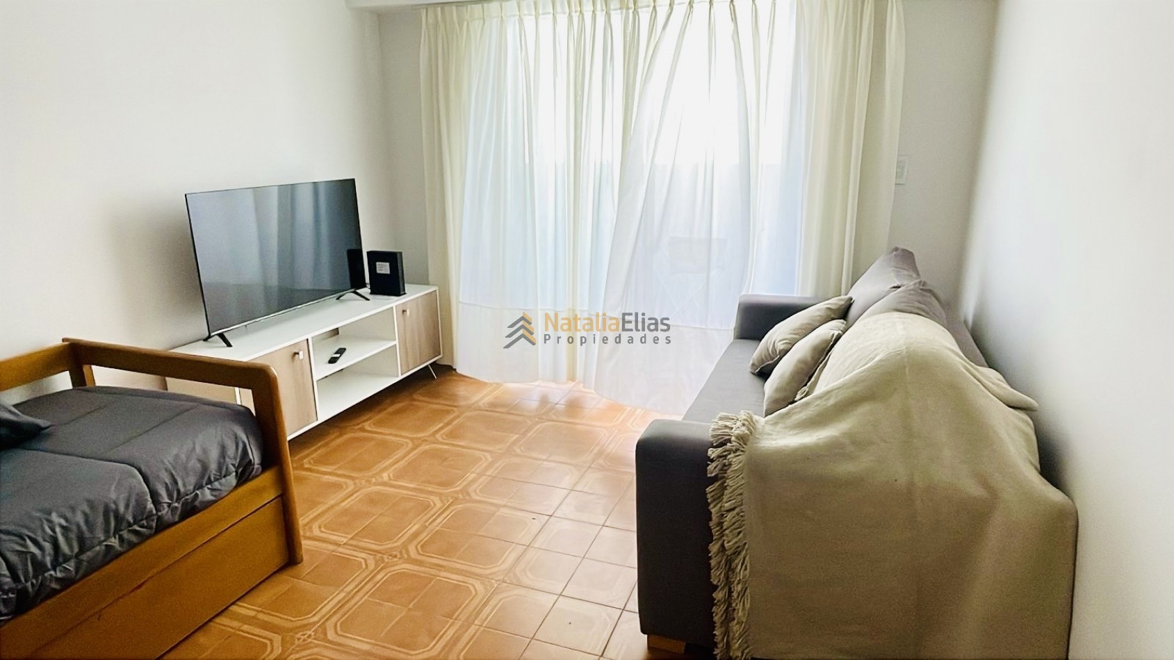 Ambiente con balcon al contrafrente La Perla 