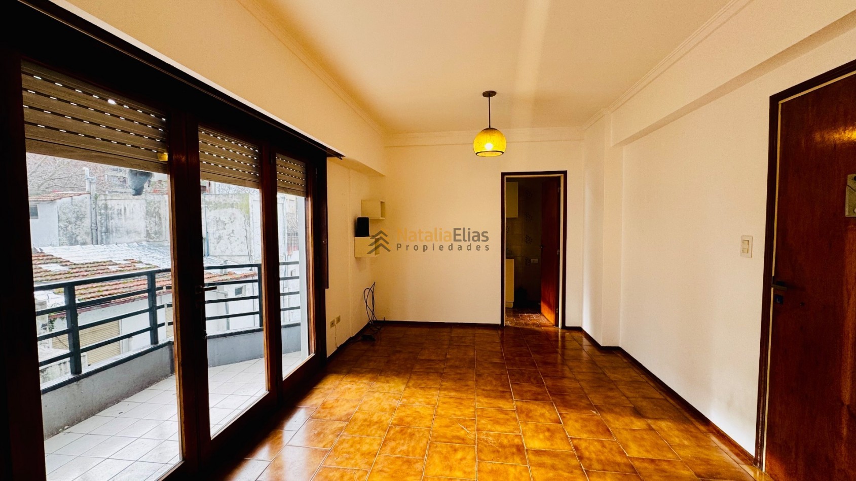 Departamento 2 ambientes con balcon al lateral 
