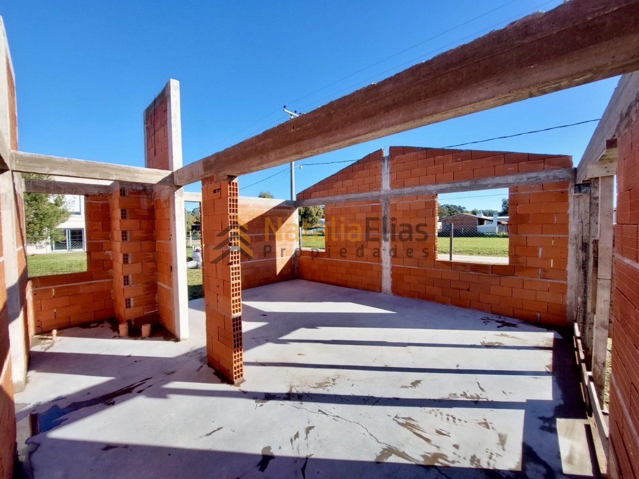 Lote con construccion a terminar en Santa Elena 
