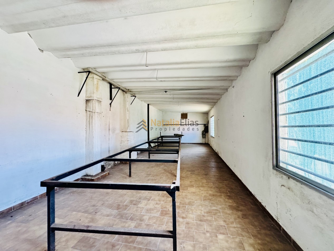 Local al frente + sector de trabajo + vivienda al fondo