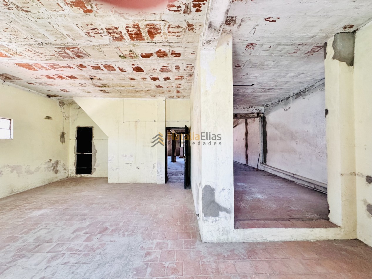 Local al frente + sector de trabajo + vivienda al fondo