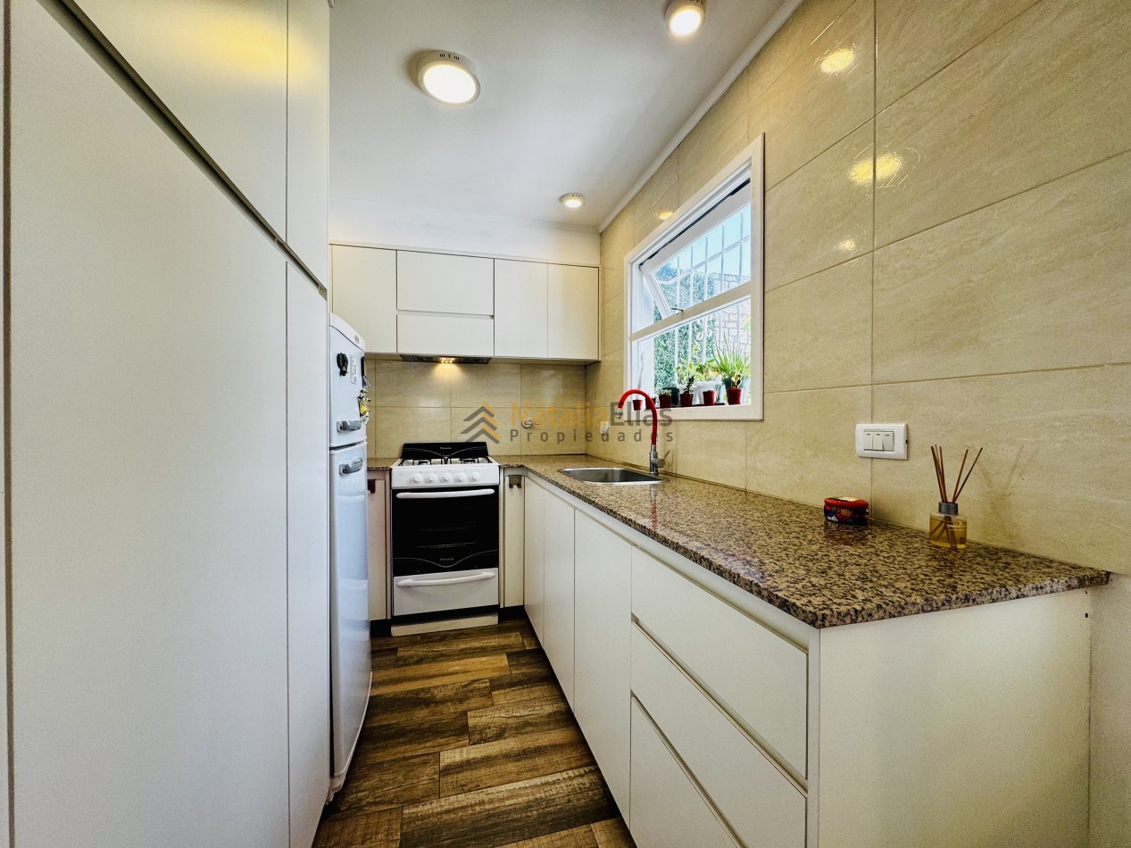 PH en La Perla 2 ambientes con patio propio RECICLADO y EQUIPADO