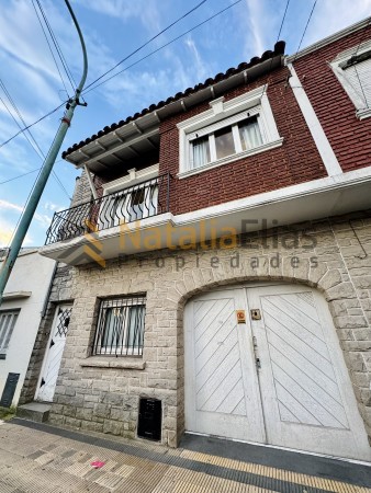 Casa en dos plantas con gran garage quincho