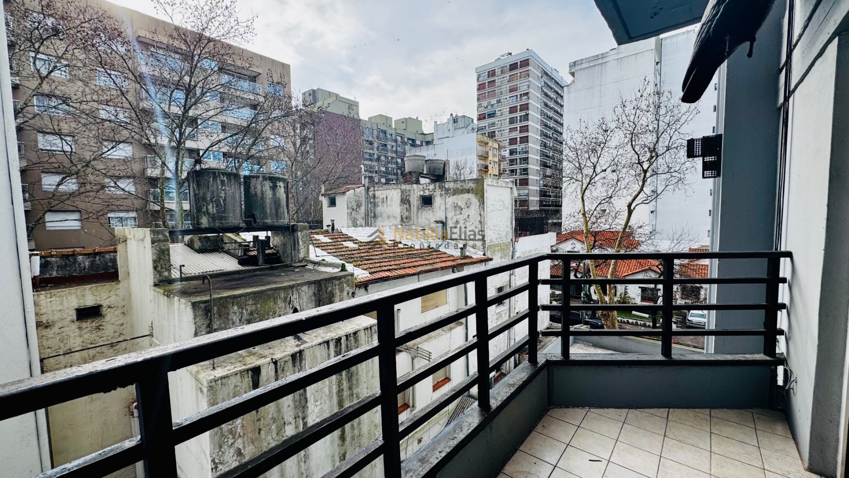Departamento 2 ambientes con balcon al lateral 