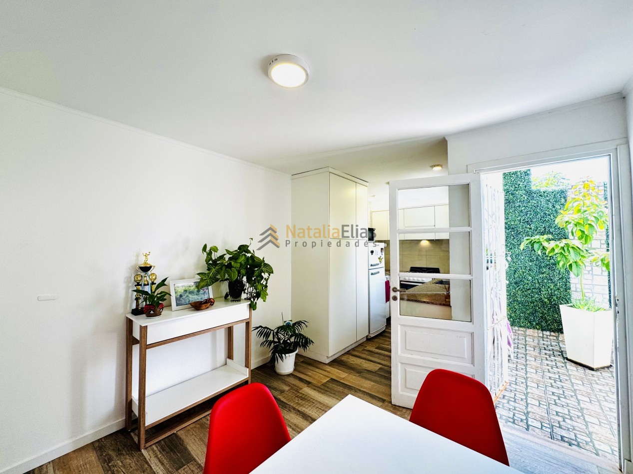 PH en La Perla 2 ambientes con patio propio RECICLADO y EQUIPADO