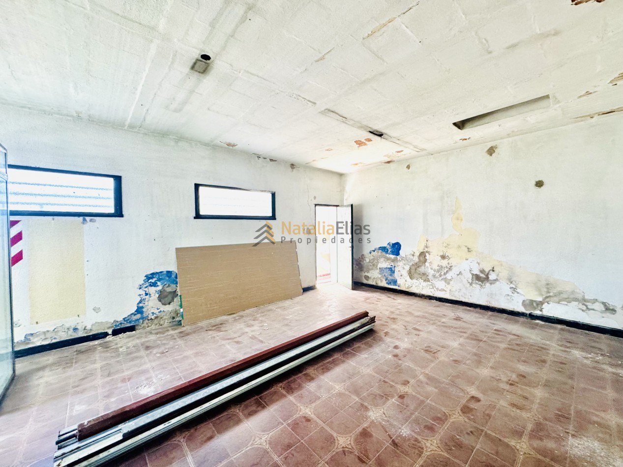 Local al frente + sector de trabajo + vivienda al fondo