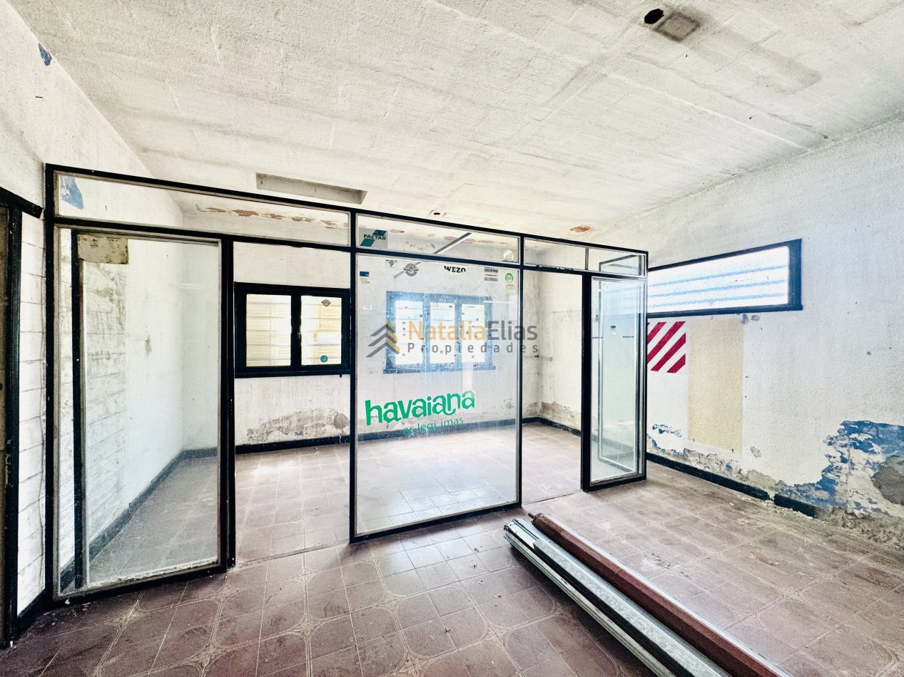 Local al frente + sector de trabajo + vivienda al fondo