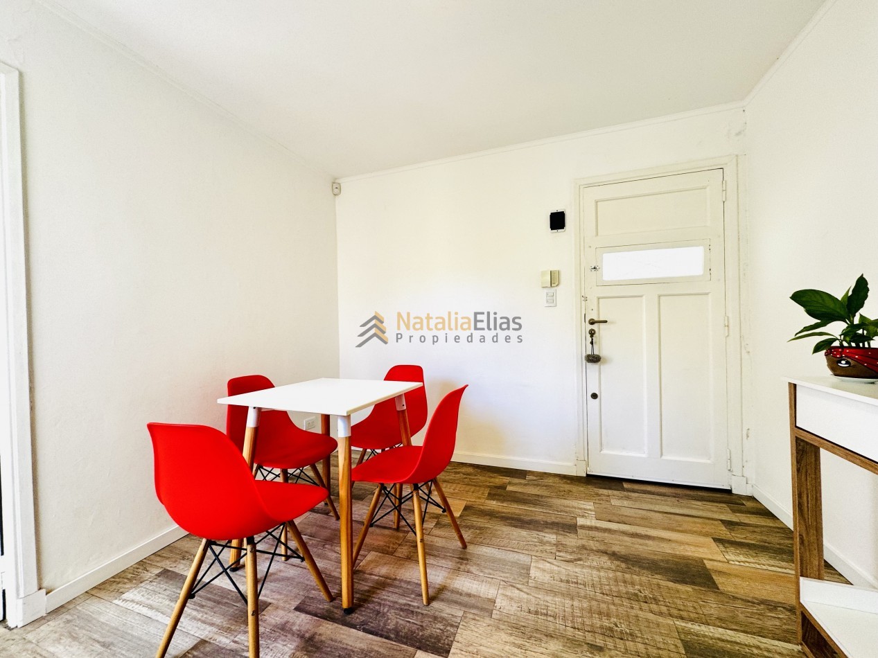 PH en La Perla 2 ambientes con patio propio RECICLADO y EQUIPADO