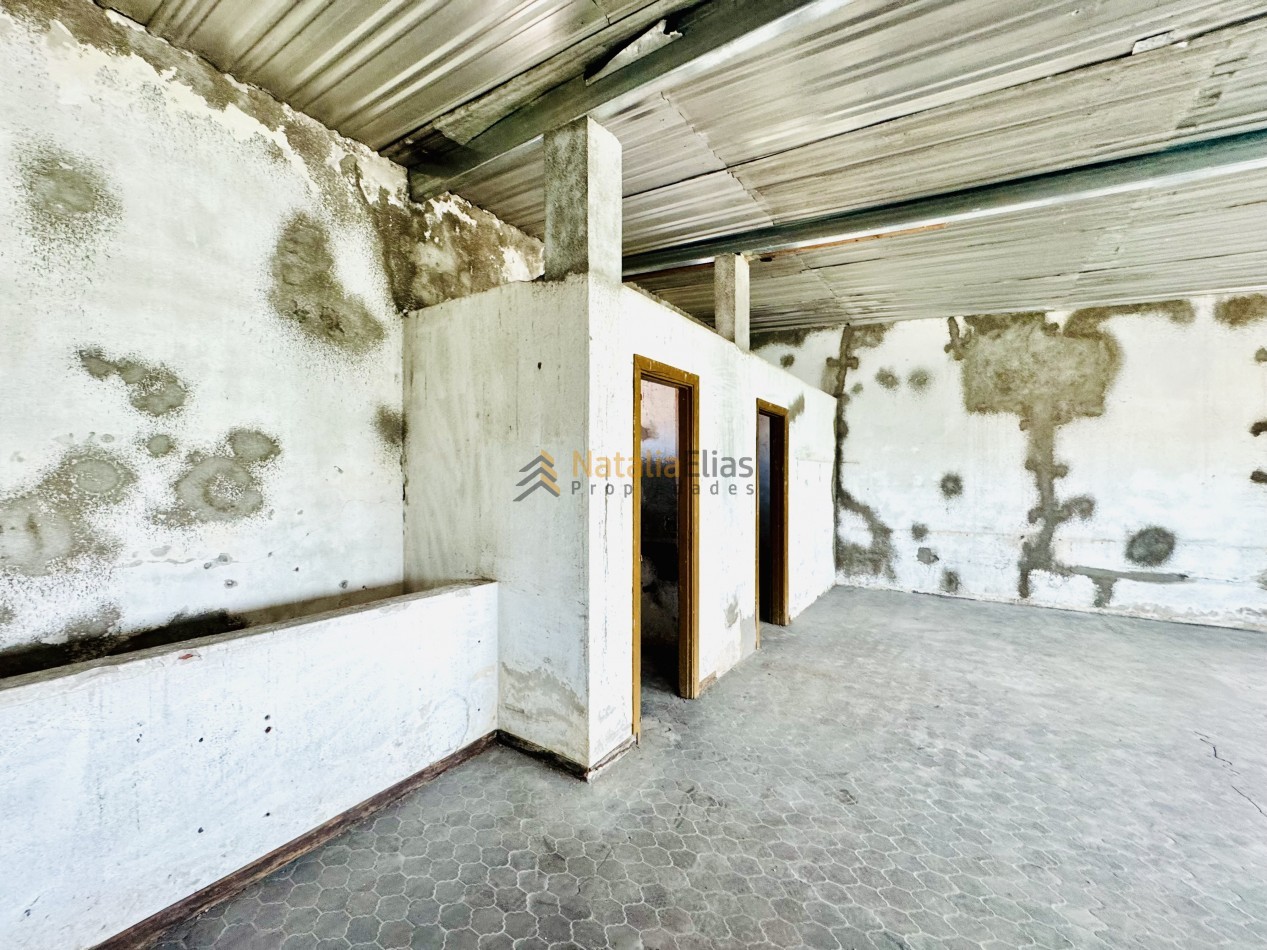 Local al frente + sector de trabajo + vivienda al fondo