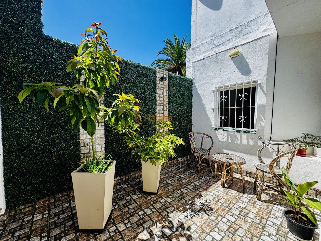 PH en La Perla 2 ambientes con patio propio RECICLADO y EQUIPADO