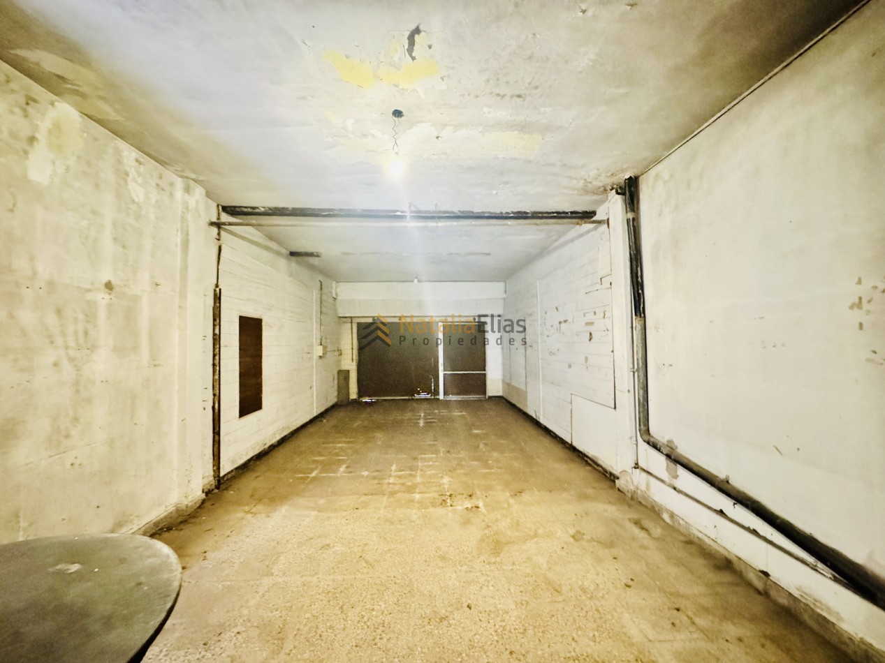 Local al frente + sector de trabajo + vivienda al fondo