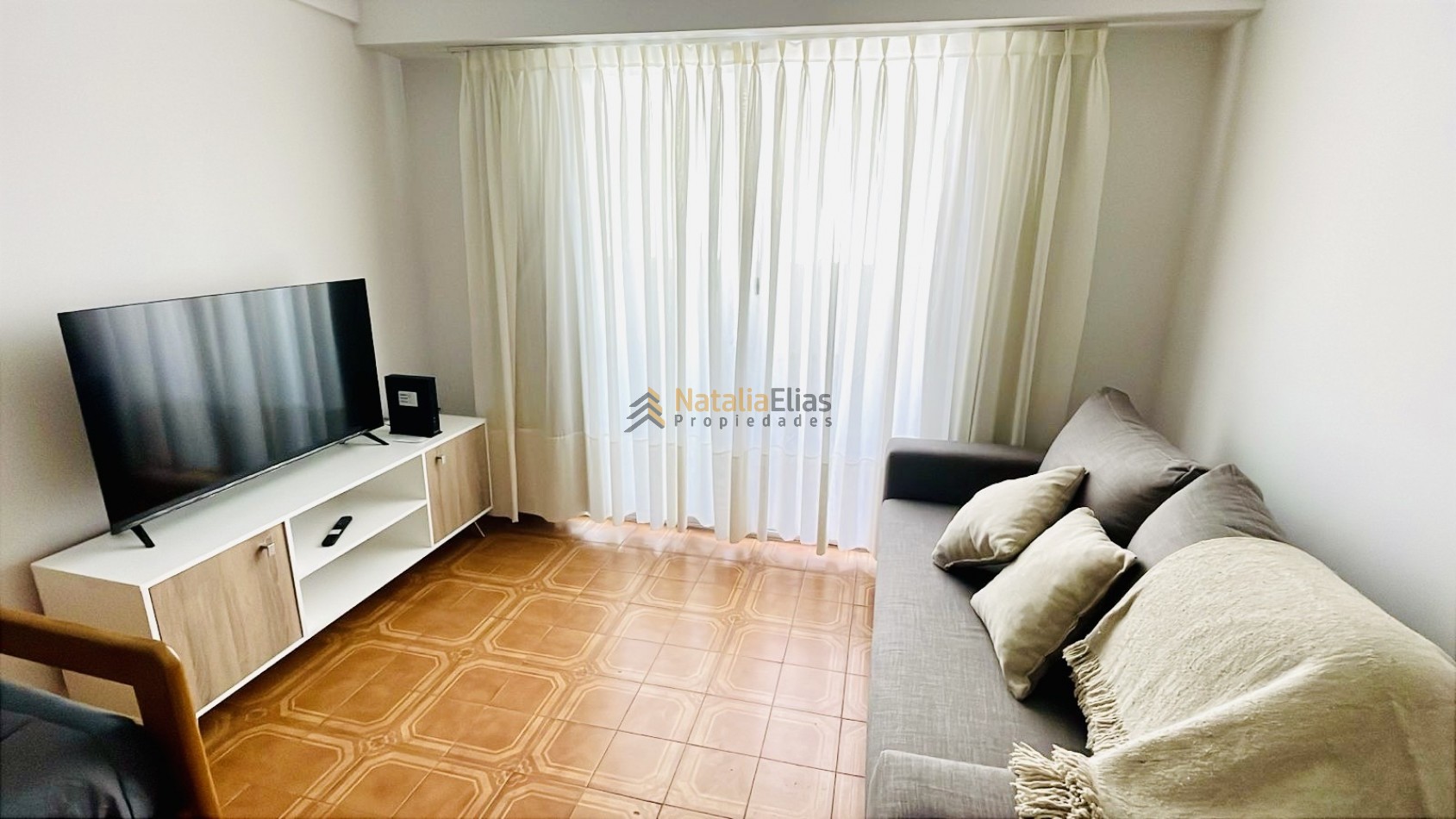 Ambiente con balcon al contrafrente La Perla 