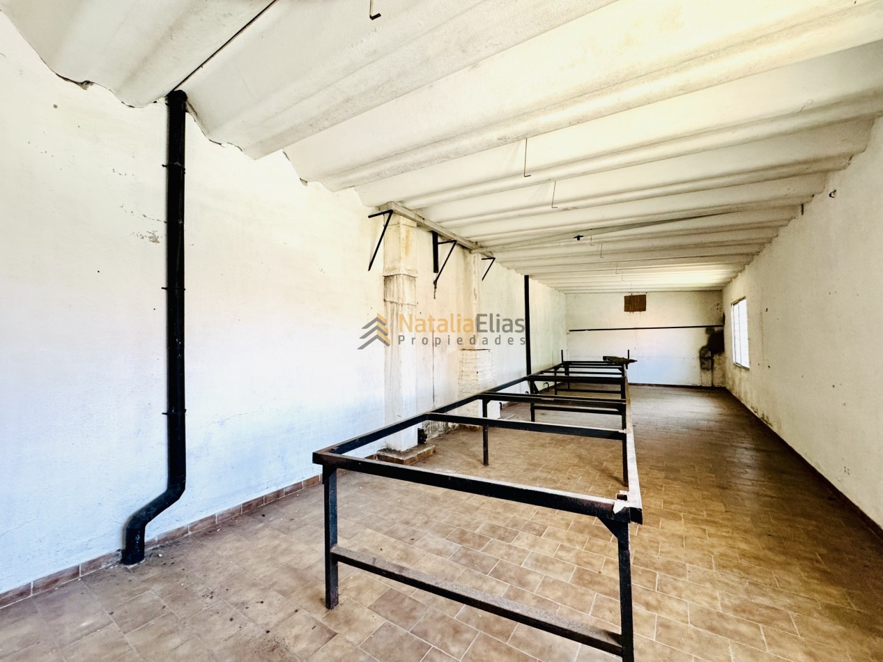 Local al frente + sector de trabajo + vivienda al fondo