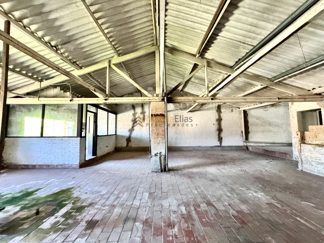 Local al frente + sector de trabajo + vivienda al fondo