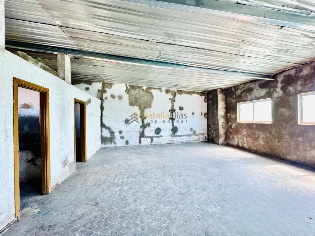 Local al frente + sector de trabajo + vivienda al fondo