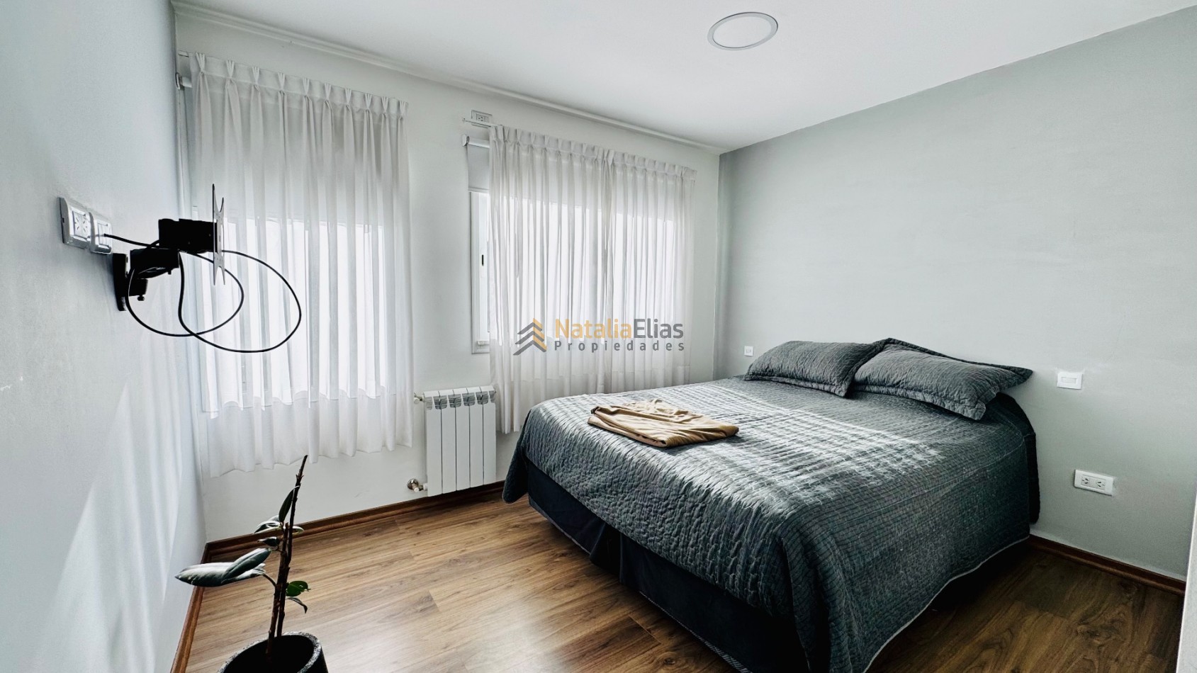 Chalet 3 ambientes con garage y parque 