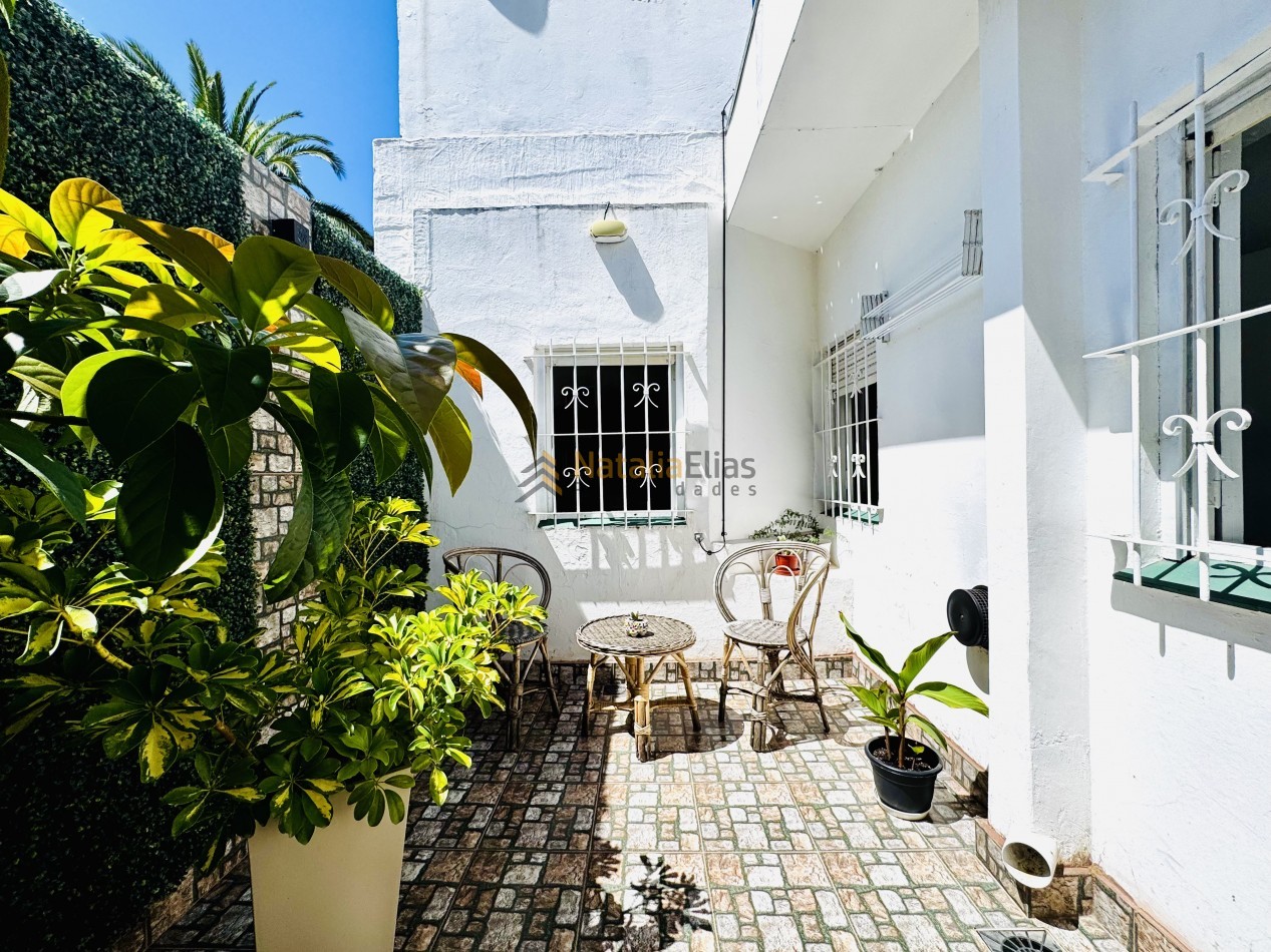 PH en La Perla 2 ambientes con patio propio RECICLADO y EQUIPADO