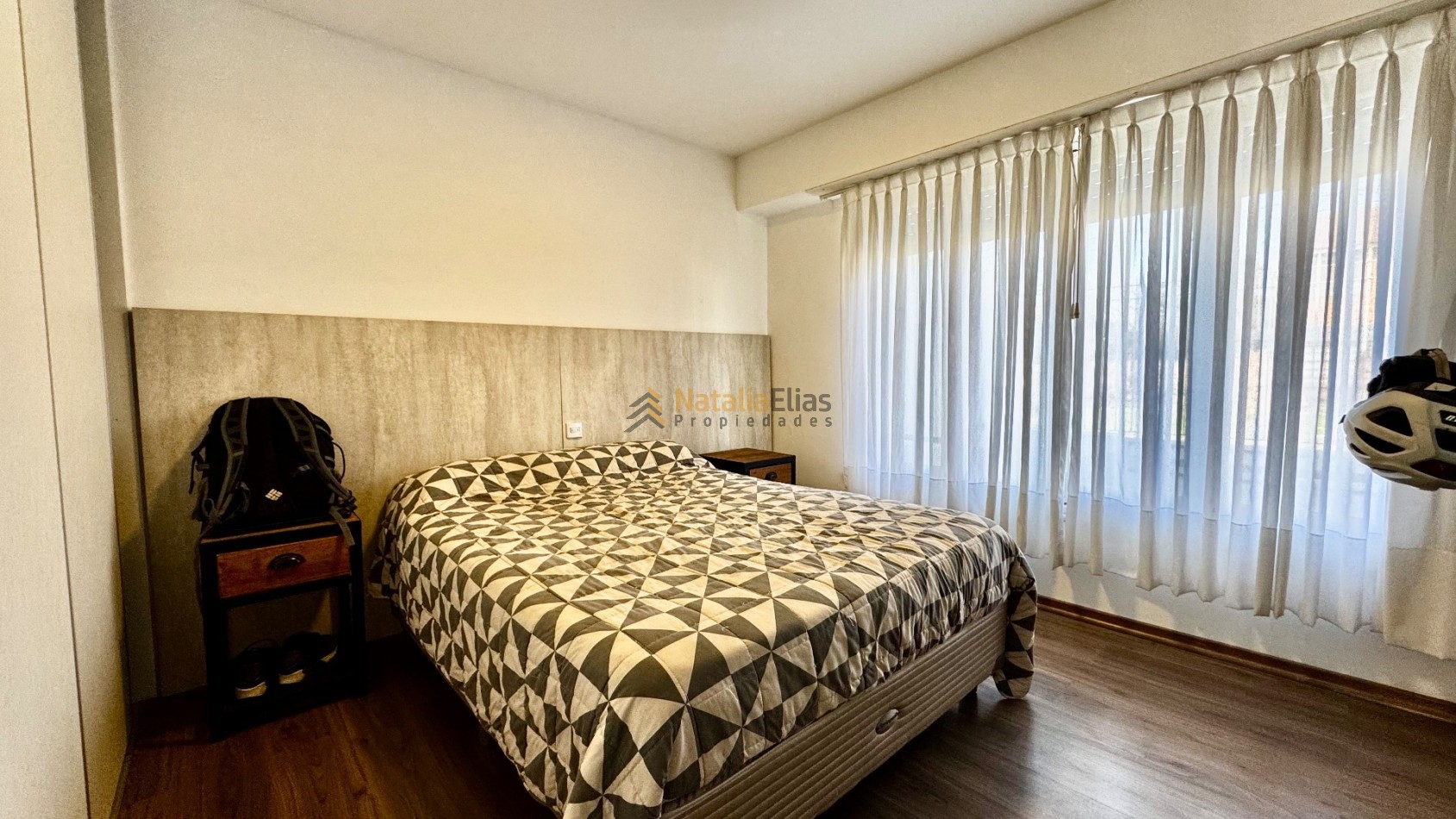 Chalet 3 ambientes con garage y parque 