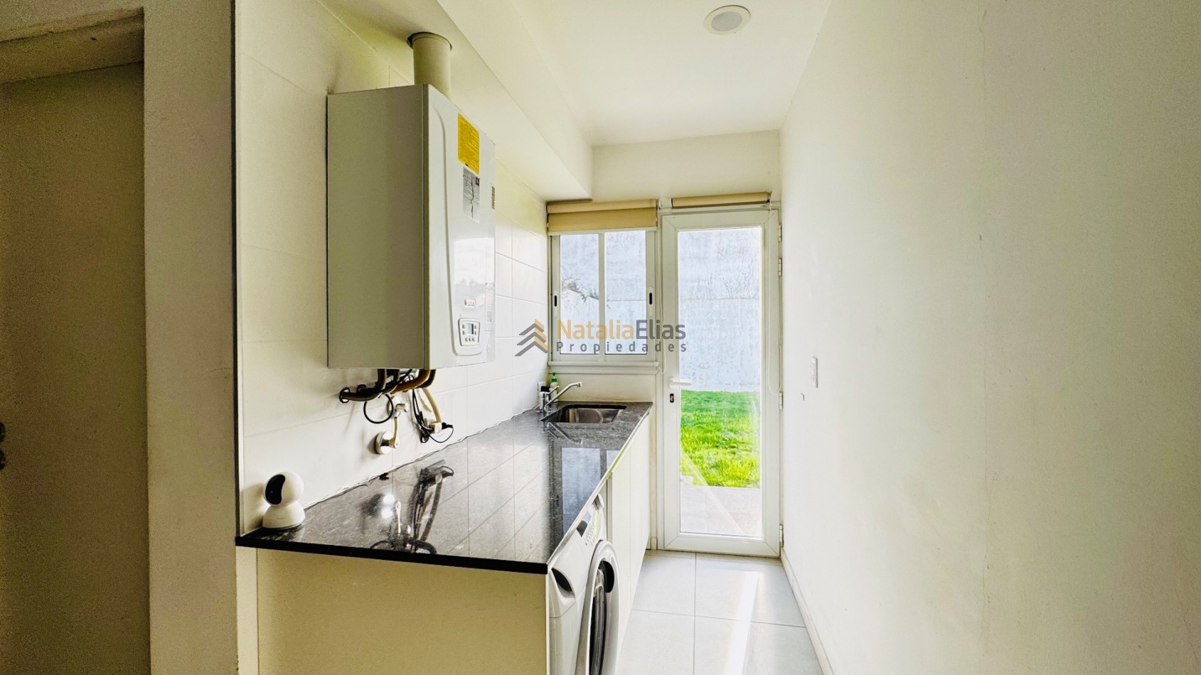 Chalet 3 ambientes con garage y parque 