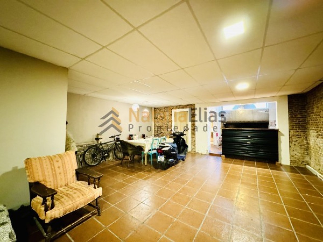 Casa en dos plantas con gran garage quincho