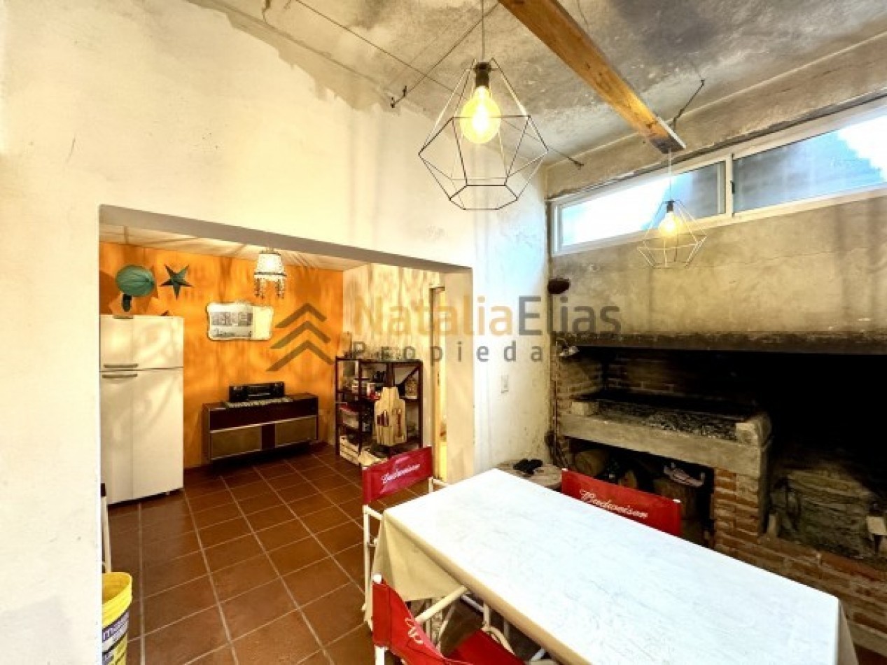 Casa en dos plantas con gran garage quincho