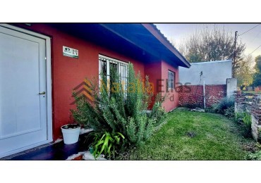 Casa de 3 ambientes y amplio parque en barrio Felix U. Camet
