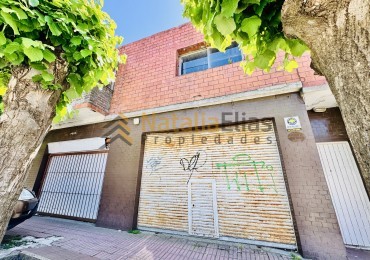 Local al frente + sector de trabajo + vivienda al fondo